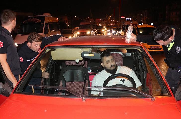Aracını orta şeride park edip uyudu! Dediği polisleri bile çileden çıkardı: ‘Alkolü ağzımda gezdirdim’ G3