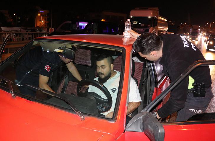 Aracını orta şeride park edip uyudu! Dediği polisleri bile çileden çıkardı: ‘Alkolü ağzımda gezdirdim’ G5