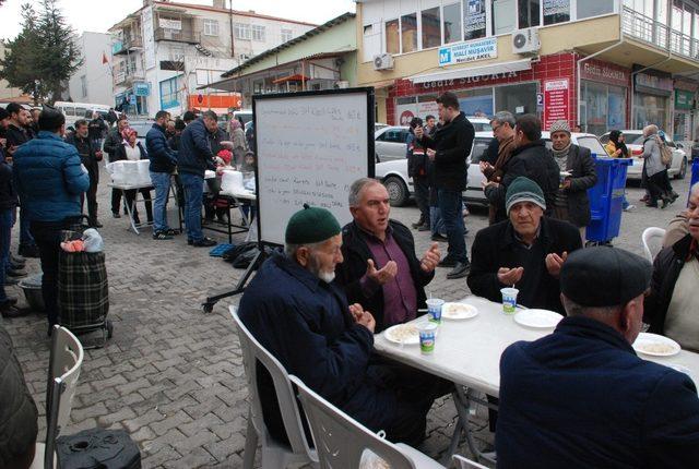 Gedizli esnaflar pilav dağıttı