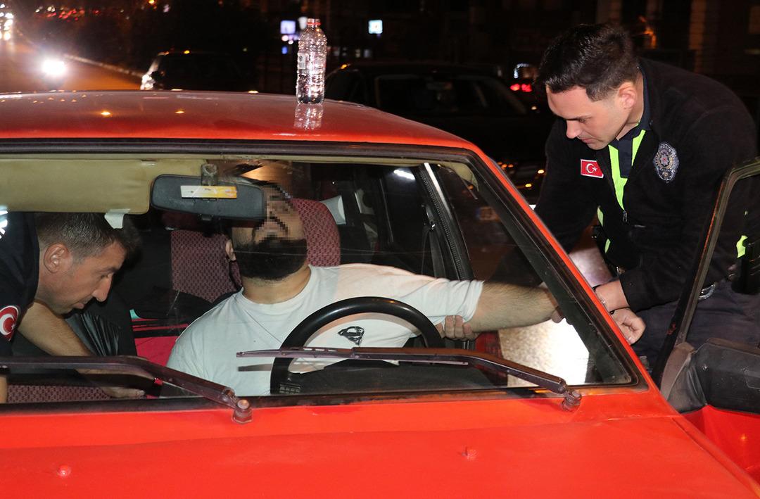 Aracını orta şeride park edip uyudu! Dediği polisleri bile &ccedil;ileden &ccedil;ıkardı: &lsquo;Alkol&uuml; ağzımda gezdirdim&rsquo;