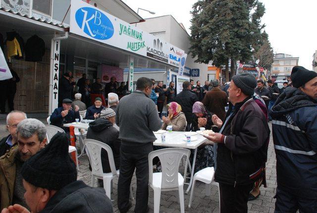 Gedizli esnaflar pilav dağıttı