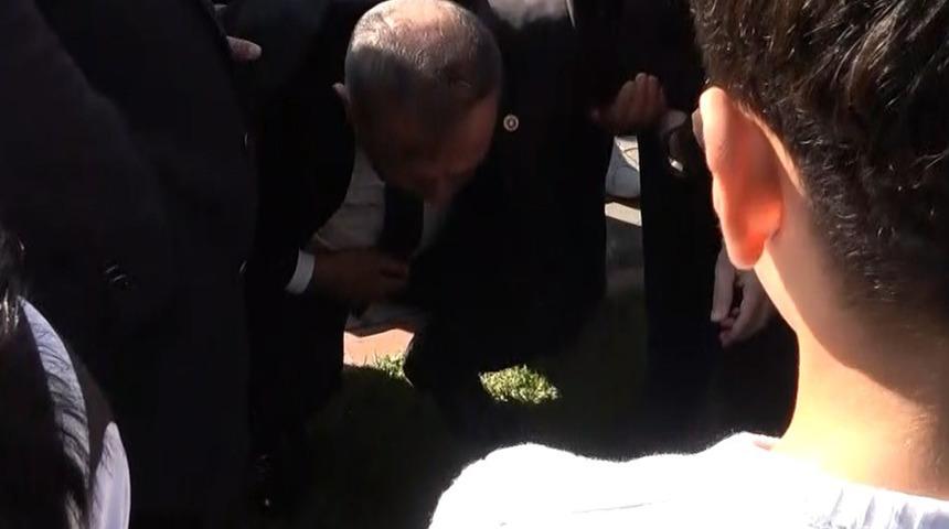 CHP'li Gökan Zeybek Batman'da hastanelik oldu! Açıklama yaptıktan sonra fenalaşıp yere yığıldı