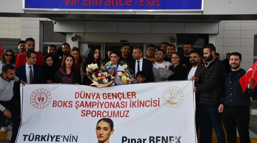 Dünya 2’ncisi olmuştu... Milli boksör Pınar Benek’e Şırnak'ta görkemli karşılama!
