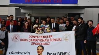 Dünya 2’ncisi olmuştu... Milli boksör Pınar Benek’e Şırnak'ta görkemli karşılama!
