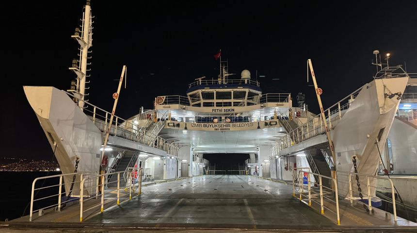 İzmir'de feribotun iskeleye çarpması sonucu 2 yolcu yaralandı