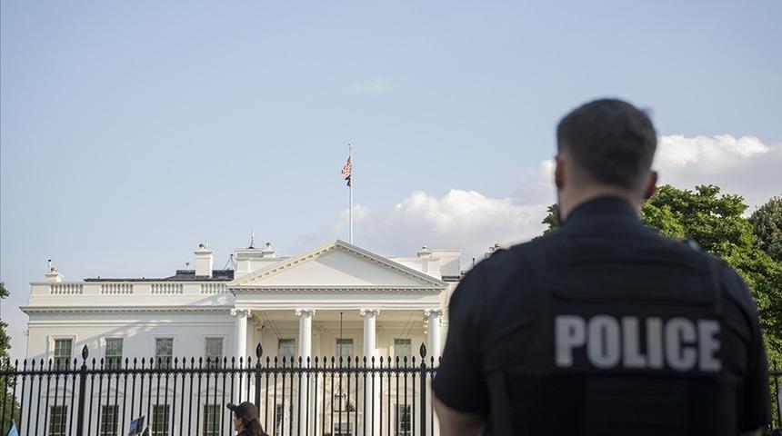 ABD Kongre binasında hareketli anlar! Ziyaret&ccedil;i Merkezi'ne işaret fişeği atma tabancasıyla gelen kişi g&ouml;zaltına alındı