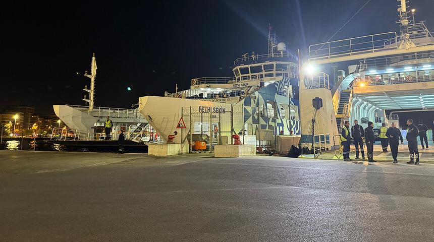 İzmir’de feribot iskeleye çarptı! Yaralılar var