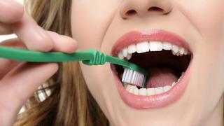 Oldukça tehlikeli: Dişlerinizi fırçalarken fark edeceğiniz kanser belirtisi!