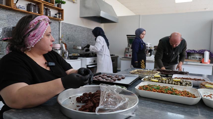 Eşi işten çıkartılınca kendi işini kurdu... Patron oldu! 4 kişiye istihdam sağlayan kadına şimdi iş yağıyor