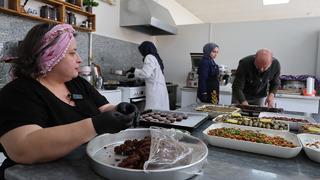 Eşi işten çıkartılınca kendi işini kurdu... Patron oldu! 4 kişiye istihdam sağlayan kadına şimdi iş yağıyor