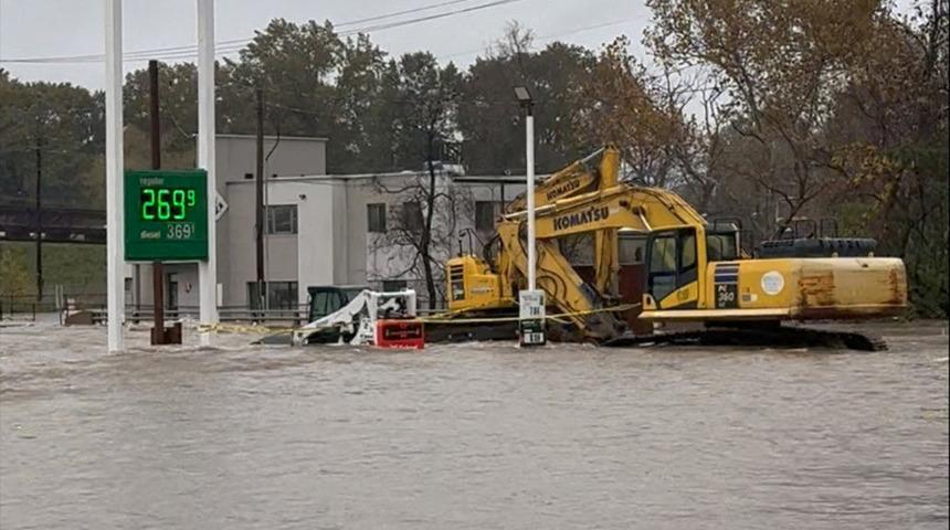 ABD yeni liderini seçerken hava durumundaki değişiklikler 2 seçim görevlisini hayattan kopardı...