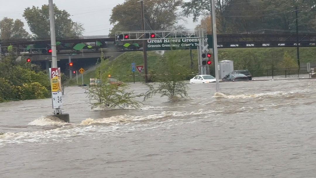 2024-11-05T221056Z_430763388_RC2AZAAI8TOF_RTRMADP_3_USA-WEATHER-MISSOURI-FLOODS