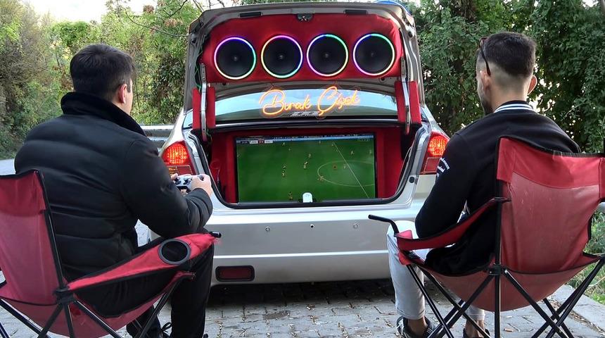 Evde canı sıkılıyor diye aracını oyun odasına çevirdi! 500 bin TL ödedi şimdi hem geziyor hem oynuyor...