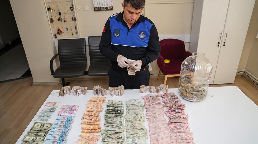 Ekipler dilenci ihbarıyla yola çıktı, buldukları onları da şaşırttı... Tonla para zabıta tarafından say say bitmedi!