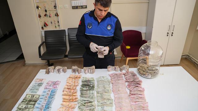 Ekipler dilenci ihbarıyla yola çıktı, buldukları onları da şaşırttı... Tonla para zabıta tarafından say say bitmedi!