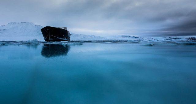 Clare Kines'in gözünden Baffin adası açıklarında mavi bir tekne