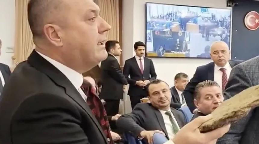CHP'li vekilden görülmemiş tepki! Komisyon toplantısına 'tezek' ile gitti: Hayvancılık bitti