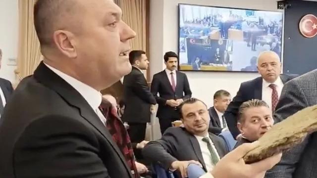CHP'li vekilden görülmemiş tepki! Komisyon toplantısına 'tezek' ile gitti: Hayvancılık bitti
