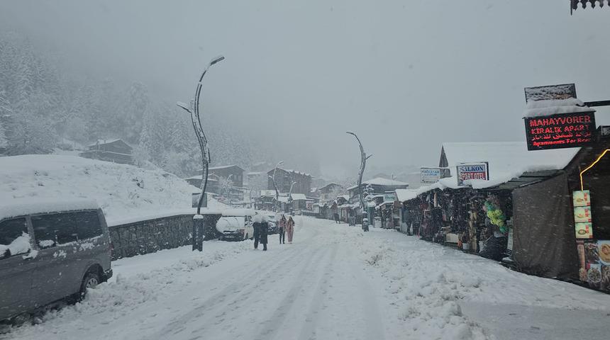 Yayla boylu boyunca beyaza büründü... Kar kalınlığı 20 santimetreyi buldu! Ayder yaylası görenleri büyüledi