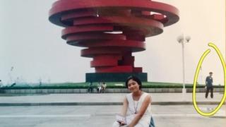 18 yıl önce çekilen fotoğrafına yanlışlıkla yakınlaştı! Gördüğüne inanamadı... Bu bir mucize