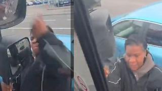 İngiltere'de trafikte çıkan kavgada ilginç görüntüler yaşandı! Öfkesine hakim olamayan kadın sürücü zıplayarak yumruk atıp tartıştığı aracın aynasını kırdı