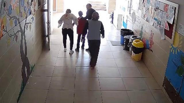 Öğretmeni hayatını kurtardı! Nefessiz kalan çocuğa heimlich manevrası uyguladı