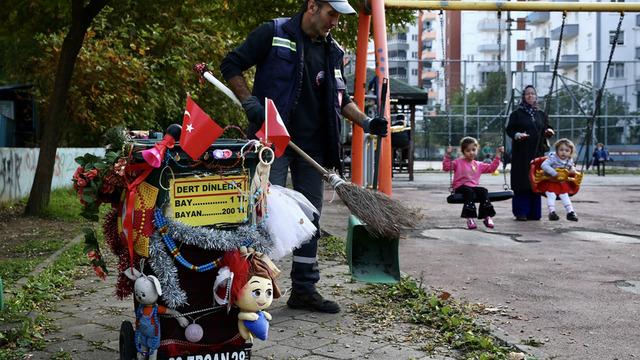 Çöpte bulduğu incik boncukla süslediği aracı ile neşe saçıyor... Süslerin arasından bir tanesi ise 'Dert dinlenir, erkek 1 lira, kadın 200.' sözü ile damga vuruyor