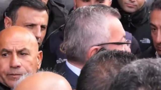 Esenyurt Belediyesi önünde gerilim! CHP'li Engin Altay Cumhurbaşkanı Yardımcısı Cevdet Yılmaz ile görüştü: CHP polisle karşı karşıya gelmeyecek