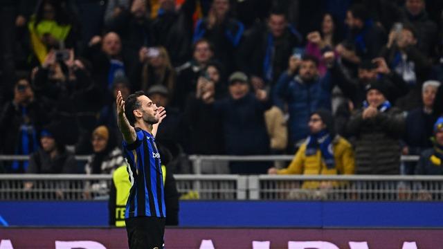 Hakan Çalhanoğlu, devre biterken Arsenal'i yıktı! Şampiyonlar Ligi'nde bu sezon ikinci kez...