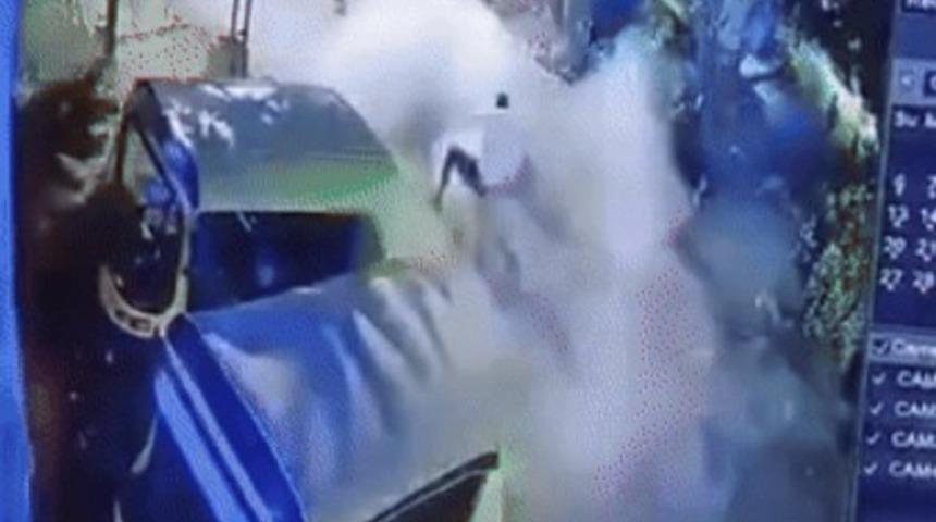 Böyle meydan okuma ne görüldü ne de duyuldu! Havai fişek kutusunun üzerine oturdu... Arkadaşları yakınca kabusu yaşadı