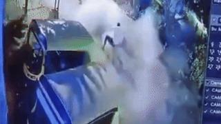 Böyle meydan okuma ne görüldü ne de duyuldu! Havai fişek kutusunun üzerine oturdu... Arkadaşları yakınca kabusu yaşadı