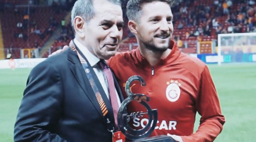 Galatasaray Başkanı Dursun Özbek'ten Tottenham maçı öncesi Dries Mertens'e özel plaket! Tam 100 maç...