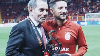 Galatasaray Başkanı Dursun Özbek'ten Tottenham maçı öncesi Dries Mertens'e özel plaket! Tam 100 maç...