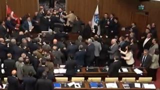 Ankara Büyükşehir Belediye Meclis Toplantısı'nda konser kavgası! Meclis üyeleri tekme tokat birbirine girdi