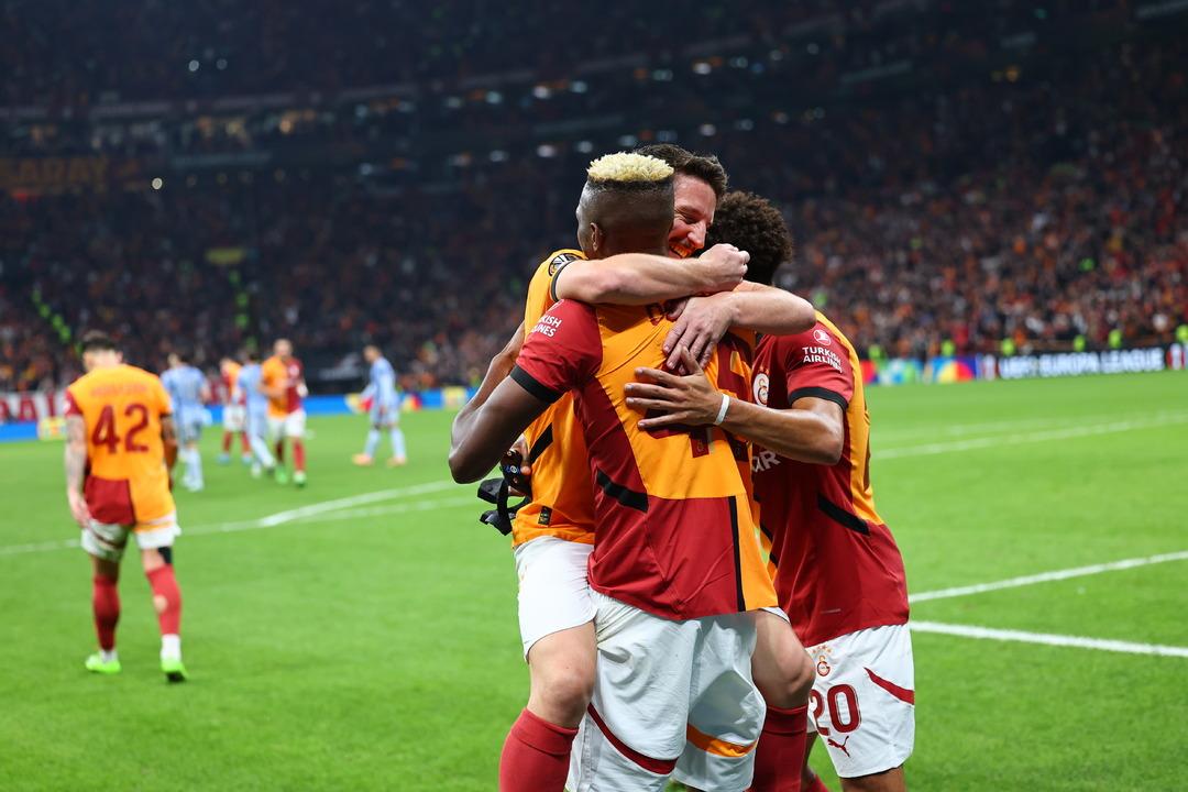 İngilizler Galatasaray'a hayran kaldı! Sarı-Kırmızılılar i&ccedil;in 'Tottenham'ı şaklabana &ccedil;evirdi' ifadesini kullandılar