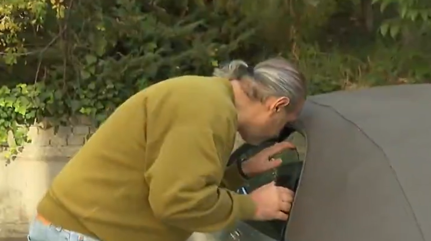 Milyonlarca liralık l&uuml;ks otomobil tente arıza nedeniyle yıllardır otoparkta bekliyor! "Firma bana 'Arabanı al ne yaparsa yap. Bizi mahkemeye ver sen uğraş' dedi"