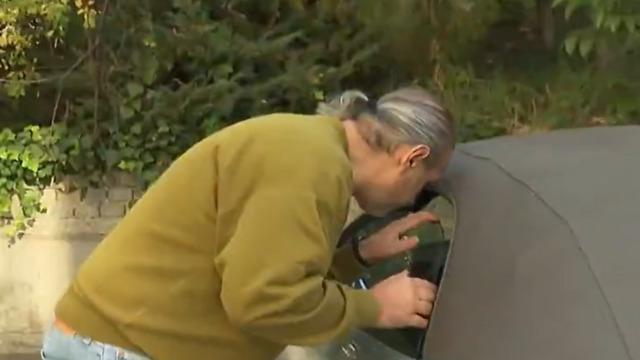 Milyonlarca liralık lüks otomobil tente arıza nedeniyle yıllardır otoparkta bekliyor! Firma bana 'Arabanı al ne yaparsa yap. Bizi mahkemeye ver sen uğraş' dedi