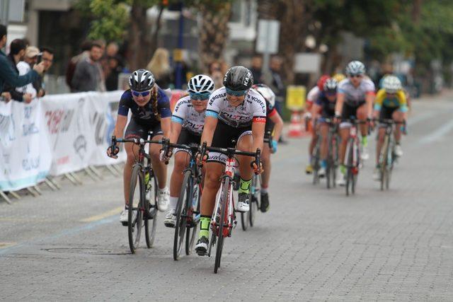 Women Elite yol bisiklet yarışı başladı
