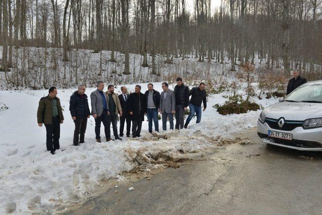 Vali, karda yolda kalan vatandaşın aracını itti