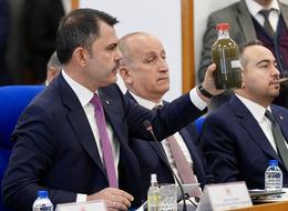  Yer: TBMM! Murat Kurum İzmir’den getirdiği kirli suyu gösterdi: Belediye Körfez’i fosseptik gibi kullanıyor