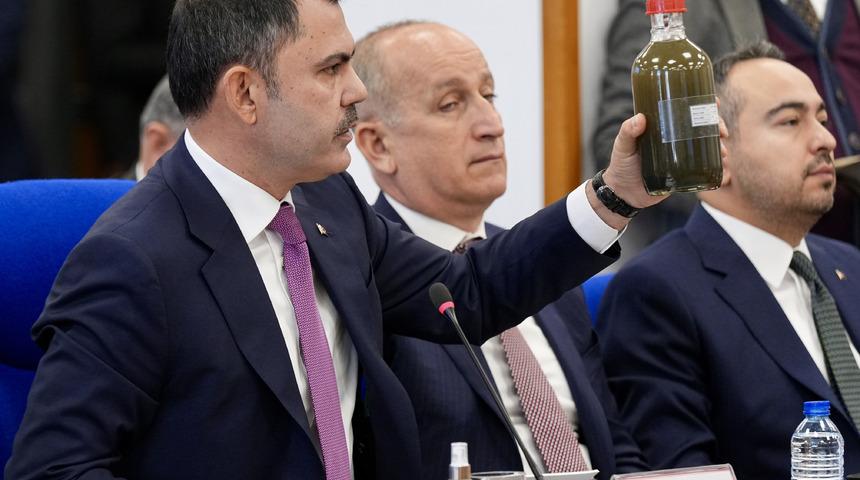  Yer: TBMM! Murat Kurum İzmir’den getirdiği kirli suyu gösterdi: Belediye Körfez’i fosseptik gibi kullanıyor
