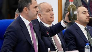  Yer: TBMM! Murat Kurum İzmir’den getirdiği kirli suyu gösterdi: Belediye Körfez’i fosseptik gibi kullanıyor