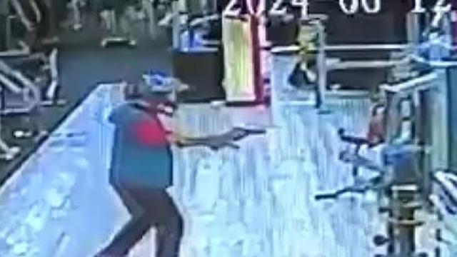 3 yaşındaki çocuğunun yanında defalarca ateş açıp öldürmüştü! Görüntüler sosyal medyada infial yarattı: 'Bu nasıl vicdansızlık'