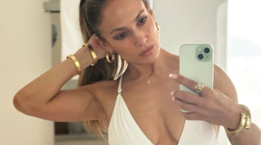 Jennifer Lopez gala tarzıyla mest etti! Derin dekolteli siyah mini elbisesine beğeni yağdı! 