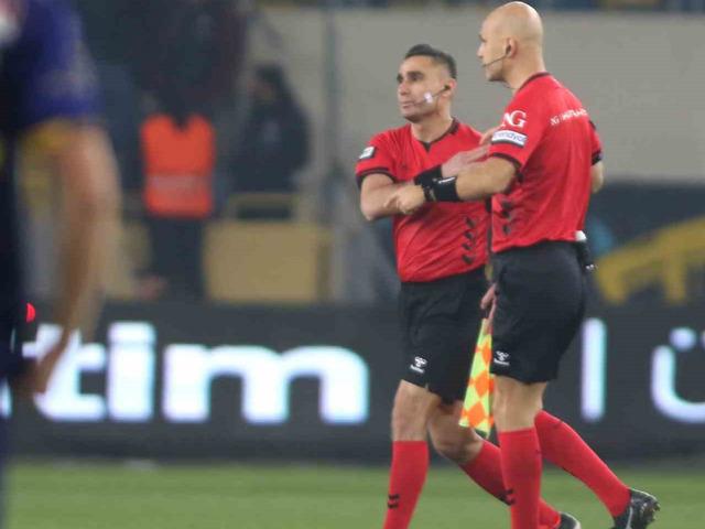 Maç oynanırken hakem değişikliği yapıldı