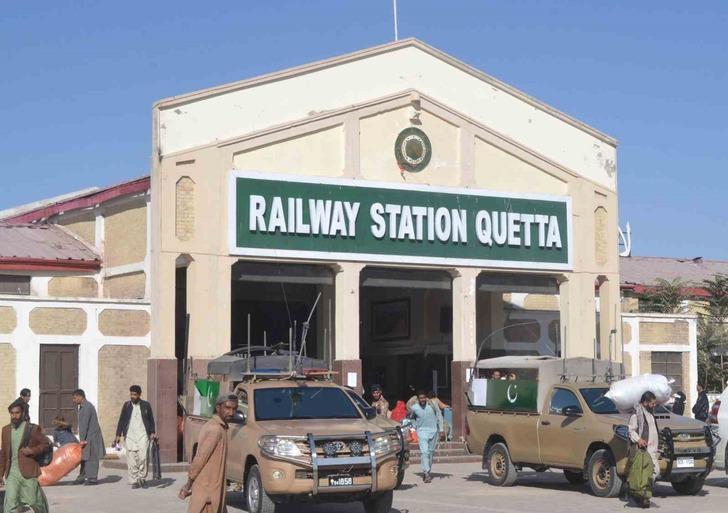 Pakistan'da yolcu treni istasyonunda patlama! Bombalı saldırı: 24 ölü, 44 yaralı G1