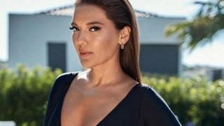 Yağlarını aldırıp 11 kilo vermişti! Demet Akalın sahne tarzıyla yine olay oldu! Ünlü isimlerden yorum gecikmedi 