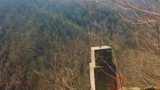 Dağın zirvesine çıkıp fotoğraf çektiler! Fotoğrafa yakınlaşınca o detayı fark ettiler... Gördüğümüzde oldukça heyecanlandık