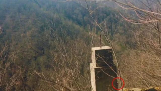 Dağın zirvesine çıkıp fotoğraf çektiler! Fotoğrafa yakınlaşınca o detayı fark ettiler... Gördüğümüzde oldukça heyecanlandık