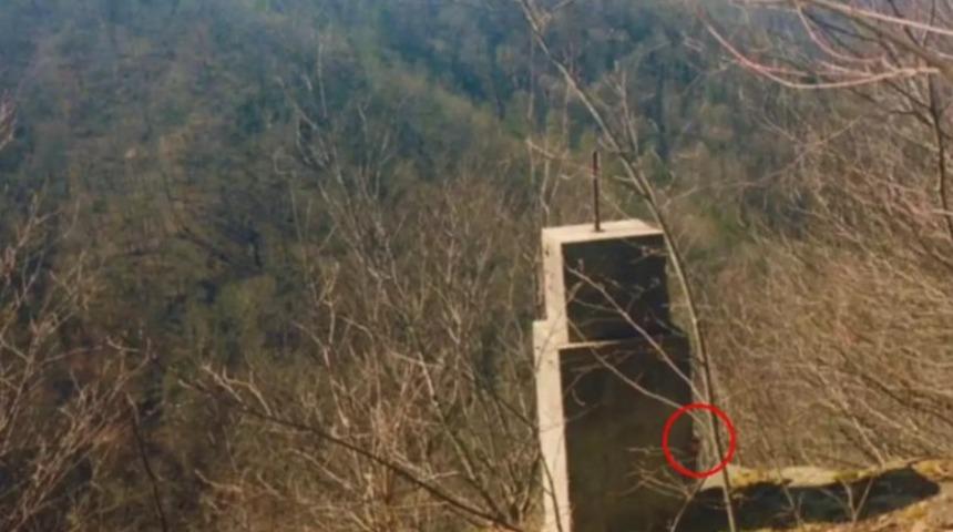 Dağın zirvesine çıkıp fotoğraf çektiler! Fotoğrafa yakınlaşınca o detayı fark ettiler... "Gördüğümüzde oldukça heyecanlandık"